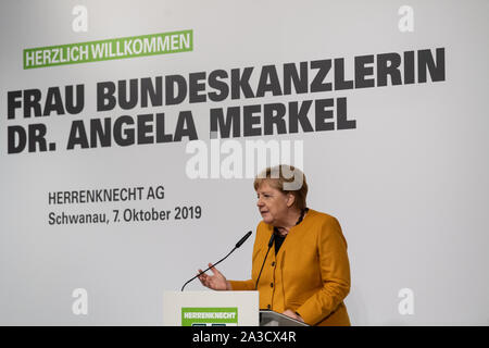 Schwanau, Deutschland. 07 Okt, 2019. Bundeskanzlerin Angela Merkel (CDU) spricht mit dem Publikum bei einem Besuch in die Herrenknecht AG. Herrenknecht fertigt und liefert übergroße Tunnelbohrmaschinen weltweit. Quelle: Patrick Seeger/dpa/Alamy leben Nachrichten Stockfoto