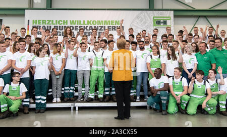 Schwanau, Deutschland. 07 Okt, 2019. Bundeskanzlerin Angela Merkel (CDU) steht vor Auszubildende der Herrenknecht AG. Herrenknecht fertigt und liefert übergroße Tunnelbohrmaschinen weltweit. Quelle: Patrick Seeger/dpa/Alamy leben Nachrichten Stockfoto