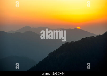 Sonnenaufgang über dem Nepal Hügel, die als von der verlassenen Thak Dorf gesehen, auf der Ladhya Tal, Kumaon Hügel, Uttarakhand, Indien Stockfoto