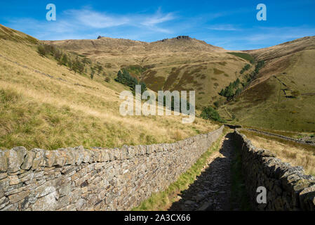 Wanderweg in der Nähe von Jacobs Leiter auf der Pennine Way in das Tal von Morley, Peak District, Derbyshire, England. Stockfoto