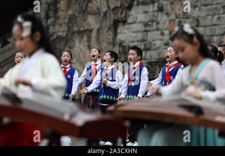 De Yang, Provinz Sichuan in China. 7 Okt, 2019. Führen Kinder Chongyang Festival in De Yang zu feiern, im Südwesten Chinas Provinz Sichuan, Oktober 7, 2019. Eine Reihe von Veranstaltungen wurden am Montag statt Chongyang Festival, das am neunten Tag des neunten Chinesischen lunaren Monats fällt, ein Tag für Senioren in China zu zahlen, um zu feiern. Credit: Jiang Hongjing/Xinhua/Alamy leben Nachrichten Stockfoto