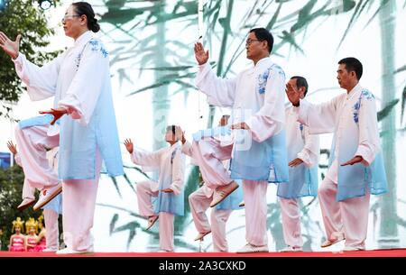 De Yang, Provinz Sichuan in China. 7 Okt, 2019. Ältere Menschen durchführen, Tai Chi Chongyang Festival auf gulou Square in De Yang zu feiern, im Südwesten Chinas Provinz Sichuan, Oktober 7, 2019. Eine Reihe von Veranstaltungen wurden am Montag statt Chongyang Festival, das am neunten Tag des neunten Chinesischen lunaren Monats fällt, ein Tag für Senioren in China zu zahlen, um zu feiern. Credit: Jiang Hongjing/Xinhua/Alamy leben Nachrichten Stockfoto