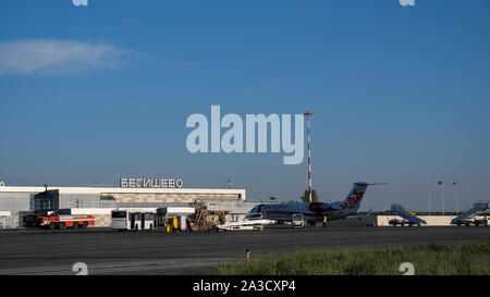 Nizhnekamsk, Russland, 25-05-2019: Boden vorbereiten Ebene der RusLine Airlines Flug in Begishevo Flughafen. Wartung und Inspektion von Flugzeugen, die von den Flughäfen Beschäftigten in der Nähe des Terminalgebäudes. Stockfoto