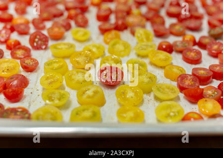 Gehackte verstreut Rote und gelbe Tomaten auf einem Tablett kochen Zutat. Stockfoto