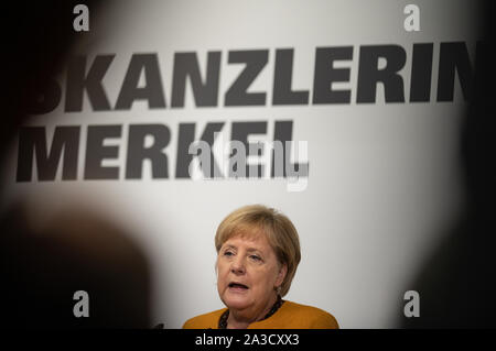 Schwanau, Deutschland. 07 Okt, 2019. Bundeskanzlerin Angela Merkel (CDU) spricht mit dem Publikum bei einem Besuch in die Herrenknecht AG. Herrenknecht fertigt und liefert übergroße Tunnelbohrmaschinen weltweit. Quelle: Patrick Seeger/dpa/Alamy leben Nachrichten Stockfoto