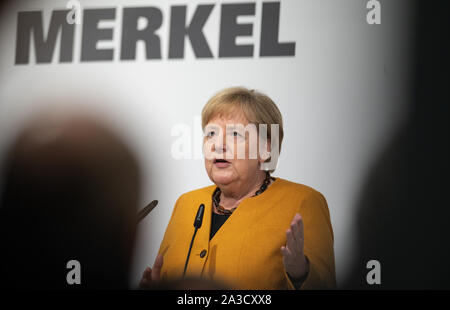 Schwanau, Deutschland. 07 Okt, 2019. Bundeskanzlerin Angela Merkel (CDU) spricht mit dem Publikum bei einem Besuch in die Herrenknecht AG. Herrenknecht fertigt und liefert übergroße Tunnelbohrmaschinen weltweit. Quelle: Patrick Seeger/dpa/Alamy leben Nachrichten Stockfoto