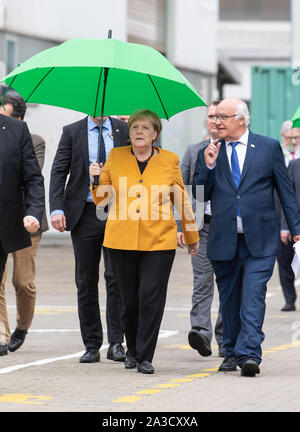 Schwanau, Deutschland. 07 Okt, 2019. Bundeskanzlerin Angela Merkel (CDU) und Unternehmer Martin Herrenknecht gehen Sie zu einer Tunnelbohrmaschine. Herrenknecht fertigt und liefert übergroße Tunnelbohrmaschinen weltweit. Quelle: Patrick Seeger/dpa/Alamy leben Nachrichten Stockfoto