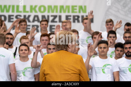 Schwanau, Deutschland. 07 Okt, 2019. Bundeskanzlerin Angela Merkel (CDU) steht vor Auszubildende der Herrenknecht AG. Herrenknecht fertigt und liefert übergroße Tunnelbohrmaschinen weltweit. Quelle: Patrick Seeger/dpa/Alamy leben Nachrichten Stockfoto