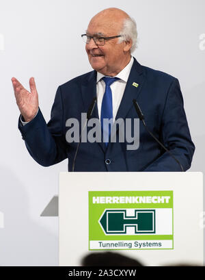 Schwanau, Deutschland. 07 Okt, 2019. Unternehmer Martin Herrenknecht spricht während des Besuchs von Bundeskanzlerin Angela Merkel (CDU). Herrenknecht fertigt und liefert übergroße Tunnelbohrmaschinen weltweit. Quelle: Patrick Seeger/dpa/Alamy leben Nachrichten Stockfoto