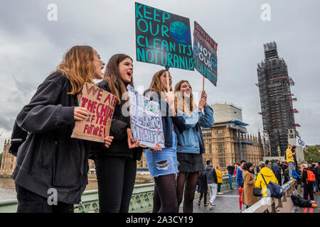 Die Westminster Bridge blockiert wird - Aussterben Rebellion starten im Oktober Aktion die Straßen im Zentrum Londons für bis zu zwei Wochen blockieren. Sie sind einmal hervorheben, das Klima, mit der Zeit den Planeten vor einer Klimakatastrophe zu speichern. Dies ist Teil der laufenden ER und andere Proteste zu handeln, die von der britischen Regierung auf die "klimakrise" verlangen. Die Aktion ist Teil einer international koordinierten protestieren. Stockfoto