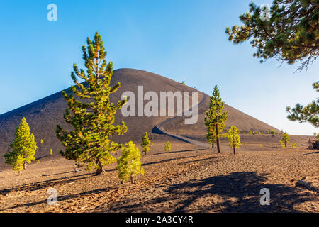 Schlackenkegel in Lassen Volcanic National Park, Kalifornien, USA Stockfoto