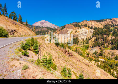 Straße in Lassen Volcanic National Park, Kalifornien, USA. Stockfoto