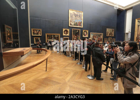 MONA LISA WAR WIEDER IN IHRE GALERIE im Louvre Museum Stockfoto