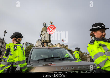 London, Großbritannien. 07 Okt, 2019. Klima Aktivisten vor dem Aussterben Rebellion haben eine Reihe von Protesten an verschiedenen Standorten in Westminster, einschließlich Brücken und mehrere Ministerien, das Bewusstsein auf das globale Klima Notmaßnahmen zu erhöhen. Credit: Imageplotter/Alamy leben Nachrichten Stockfoto