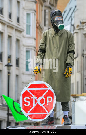 London, Großbritannien. 07 Okt, 2019. Klima Aktivisten vor dem Aussterben Rebellion haben eine Reihe von Protesten an verschiedenen Standorten in Westminster, einschließlich Brücken und mehrere Ministerien, das Bewusstsein auf das globale Klima Notmaßnahmen zu erhöhen. Credit: Imageplotter/Alamy leben Nachrichten Stockfoto