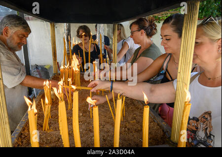 Menschen Kerzen an einem orthodoxen Schrein während eines Festivals in der Stadt Messini, Peloponnes, Griechenland. Stockfoto