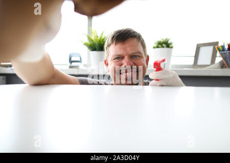 Freudige fleißige Reiniger Stockfoto