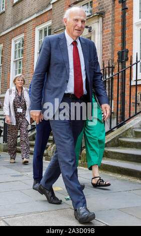 Liberaldemokratische Partei Leader Vince Cable, MP, am Tag seines Vorgängers und Neue Libdem Führer verkündet wird, Spaziergänge in Westminster, London, UK Stockfoto