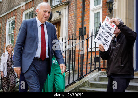 Liberaldemokratische Partei Leader Vince Cable, MP, am Tag seines Vorgängers und Neue Libdem Führer verkündet wird, Spaziergänge in Westminster, London, UK Stockfoto
