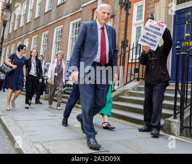 Liberaldemokratische Partei Leader Vince Cable, MP, am Tag seines Vorgängers und Neue Libdem Führer verkündet wird, Spaziergänge in Westminster, London, UK Stockfoto