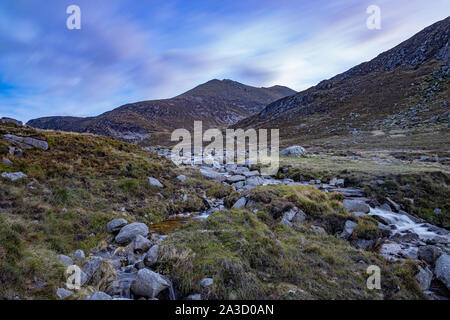 Lange Belichtung Slieve Bearnagh, Mourne Mountains, Newcastle, County Down, Nordirland an Trassey track und streamen Stockfoto