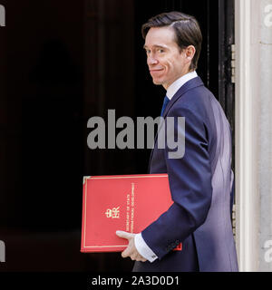 Rory Stewart, MP, britischer Politiker, Staatssekretär für internationale Entwicklung, mit rotem Ordner in Downing Street, London, Großbritannien Stockfoto