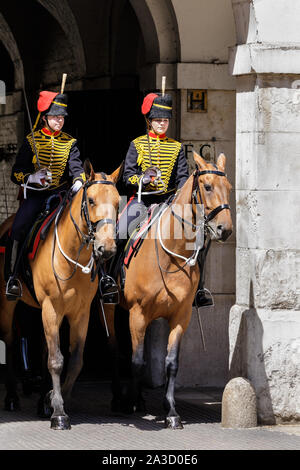 Berittene Wachen, Soldaten der Königstruppe, Royal Horse Artillery, Changing the Guard, Horse Guards, London, Großbritannien Stockfoto