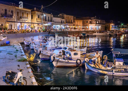 Blick über den Hafen, in dem kleinen Fischerdorf Aghios Nikolaos in einer Sommernacht. In der Äußeren Mani, dem südlichen Peloponnes, Griechenland. Stockfoto