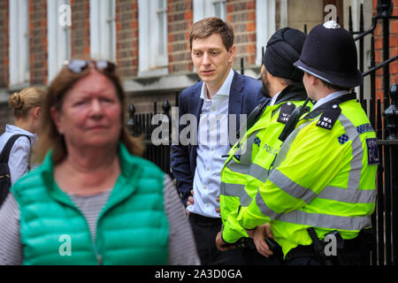 Thomas Borwick (Mitte), IT- und wahldaten Spezialist, Direktor des Kanto Systeme am Hauptsitz des Unternehmens in der Großen College Street, London, verbunden mit Cambri Stockfoto