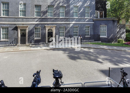 Downing Street Nr.10, Wohnsitz des britischen Premierministers, Außen hohe Weitwinkel mit Medien Kameras, London, UK Stockfoto