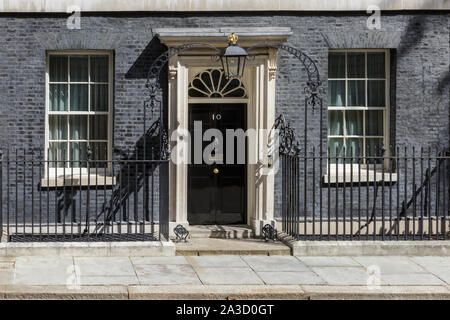 Downing Street Nr.10, Wohnsitz des britischen Premierministers, aussen mit geschlossener Tür und niemand in Rahmen, sonnigen Tag, London, UK Stockfoto