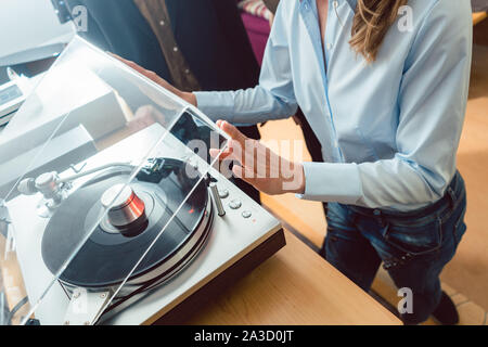 Paar wählen Plattenspieler Plattenspieler in einem Geschäft Stockfoto