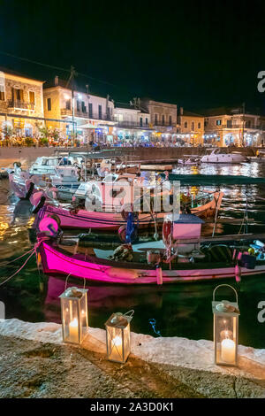 Blick über den Hafen, in dem kleinen Fischerdorf Aghios Nikolaos in einer Sommernacht. In der Äußeren Mani, dem südlichen Peloponnes, Griechenland. Stockfoto