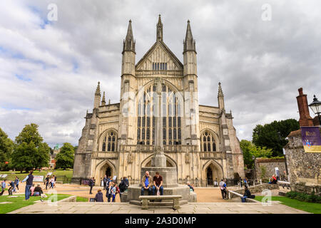 Winchester Cathedral, Vorderansicht, Besucher und Touristen außerhalb der gotischen Kirche, Großbritannien Stockfoto