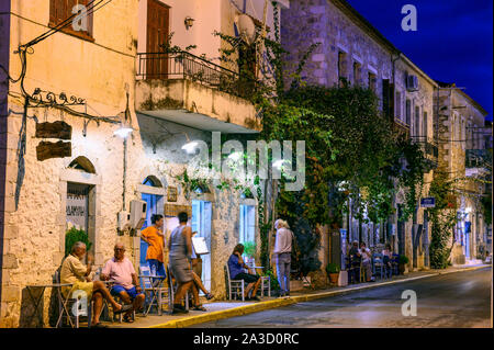 Am Abend auf der Hauptstraße von Dorf Kardamyli mit seinen traditionellen alten Häusern aus Stein. In der Äußeren Mani, Peloponnes, Griechenland. Stockfoto