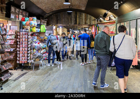 Personen durchsuchen Stände in der historischen Innen- Stables market, Camden Market, Camden Town, London, UK Stockfoto