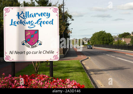 Killarney sieht gut aus, zweisprachiges Willkommensschild in englischer und gälisch-irischer Sprache auf der Muckross Road an der Flesk Brücke in Killarney, Irland Stockfoto