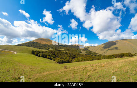 Castelluccio Di Norcia, 2019 (Umbrien, Italien) - Die berühmte Landschaft Hochland der Sibillinischen Berge, während der Herbst mit den kleinen Stone Village Stockfoto