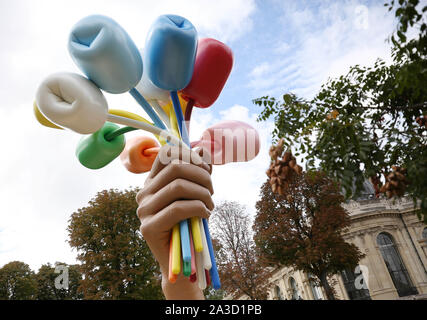 Paris, Frankreich. 7 Okt, 2019. Die Skulptur "Blumenstrauß aus Tulpen" in der Nähe von Petit Palais in Paris, Frankreich, 7. Oktober, 2019 zu sehen ist. Amerikanische Künstler Jeff Koons vorgestellt in Paris am 4. Oktober seine Skulptur "Blumenstrauß aus Tulpen", eine Hommage an die Opfer der Terroranschläge in der französischen Hauptstadt im November 2015. Die 12 Meter hohe Stück zeigt eine riesige Hand zusammendrücken ein Bouquet von elf bunte Tulpen. Credit: Gao Jing/Xinhua/Alamy leben Nachrichten Stockfoto