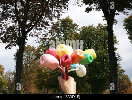 Paris, Frankreich. 7 Okt, 2019. Die Skulptur "Blumenstrauß aus Tulpen" in der Nähe von Petit Palais in Paris, Frankreich, 7. Oktober, 2019 zu sehen ist. Amerikanische Künstler Jeff Koons vorgestellt in Paris am 4. Oktober seine Skulptur "Blumenstrauß aus Tulpen", eine Hommage an die Opfer der Terroranschläge in der französischen Hauptstadt im November 2015. Die 12 Meter hohe Stück zeigt eine riesige Hand zusammendrücken ein Bouquet von elf bunte Tulpen. Credit: Gao Jing/Xinhua/Alamy leben Nachrichten Stockfoto