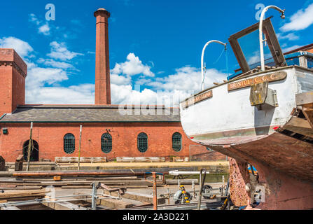 Schwimmenden Hafen an Underfall Yard mit viktorianischen Pump Room, Bristol, Avon, England, UK. Stockfoto