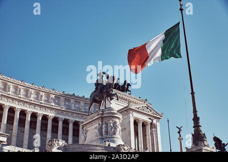 Denkmal für die Heimat mit der offiziellen Flagge der italienischen Land am Mittag Stockfoto