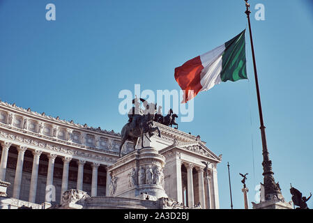 Denkmal für die Heimat mit der offiziellen Flagge der italienischen Land am Mittag Stockfoto