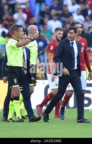 Rom, Italien. 07 Okt, 2019. Serie A Rom v Cagliari Rom (Italien) am 06. Oktober 2019 Roma Trainer Paulo Fonseca wütend mit Schiedsrichter Davide Massa Credit: Unabhängige Fotoagentur/Alamy leben Nachrichten Stockfoto