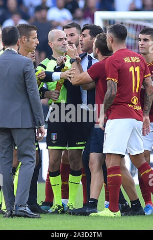 Rom, Italien. 07 Okt, 2019. Serie A Rom v Cagliari Rom (Italien) am 06. Oktober 2019 Roma Trainer Paulo Fonseca wütend mit Schiedsrichter Davide Massa Credit: Unabhängige Fotoagentur/Alamy leben Nachrichten Stockfoto