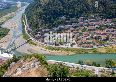 Iew vom Castle Hill zu Osum Fluss und die historische Altstadt von Berat in Albanien, UNESCO Weltkulturerbe Stockfoto
