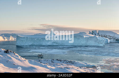 Ein Fischerboot an der Mündung des Kangia Gletscher, Ilulissat, Westgrönland Stockfoto