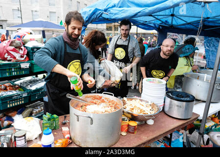 Westminster, London, UK - Montag, 7. Oktober 2019 - vom Aussterben Rebellion XR Klima Demonstranten Kochen, Essen für ihre Anhänger an einem improvisierten Feld Straße Küche neben Lambeth Brücke. Foto Steven Mai/Alamy leben Nachrichten Stockfoto