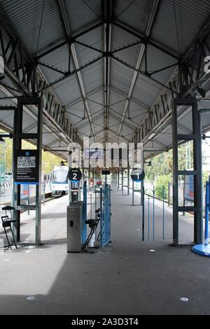 Eintrag in die Tren de la Costa. Eingang zu den Plattformen bei Tigre station. Stockfoto