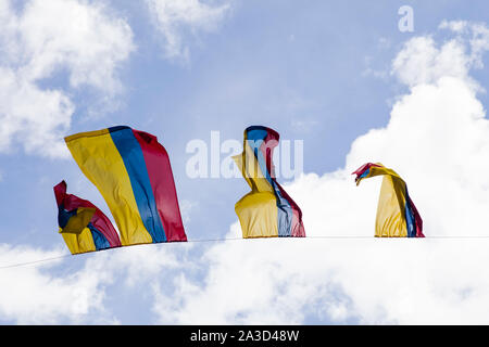 Colobian Flaggen unter blauem Himmel in Bogota, Kolumbien Stockfoto